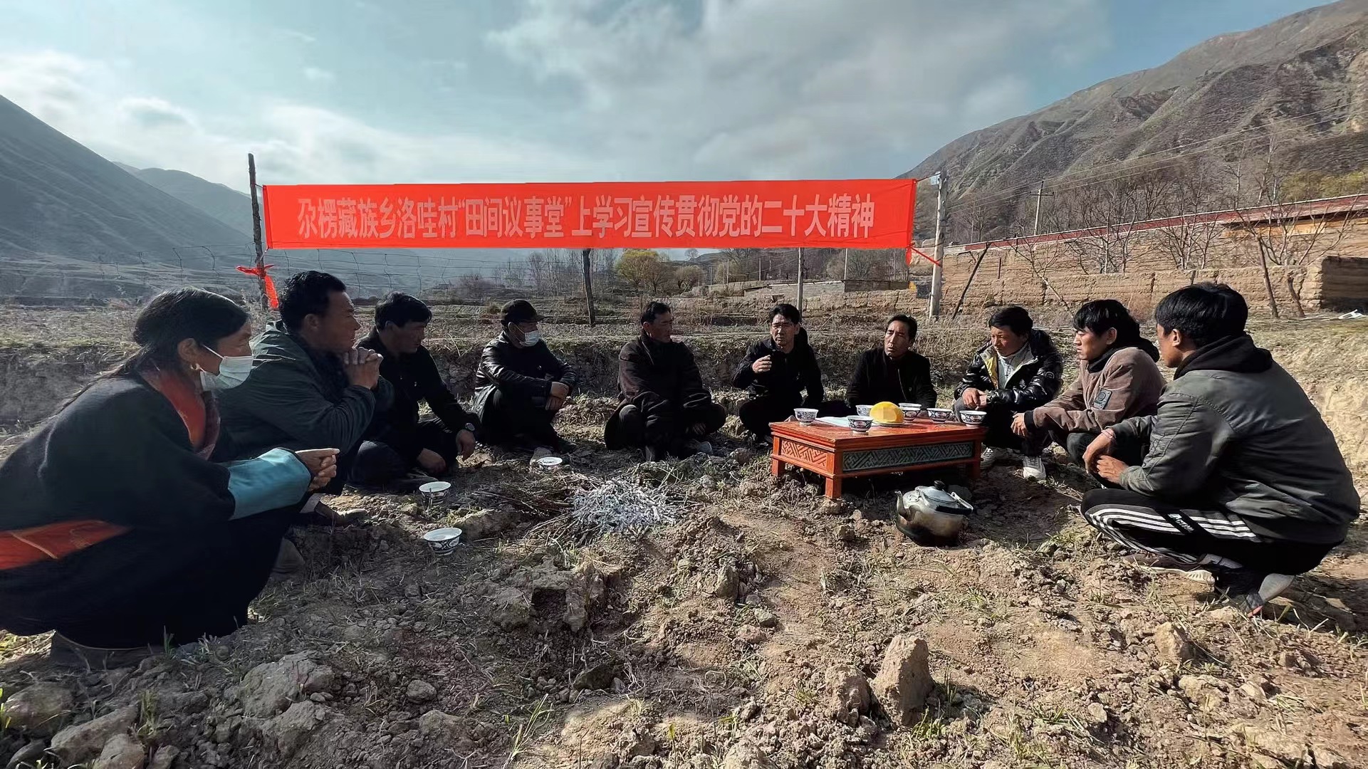 （二十大精神在基层）“田间议事堂”上“宣(10247997)-20221120105631.jpg
