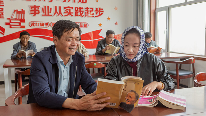 科尔村党支部书记带领党员群众学习百年党史(10441350)-20230110091759.jpg