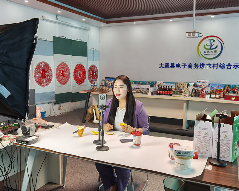 【记者在一线】暖企春风润高原(分离图)3(10767976)-20230323090826.jpg